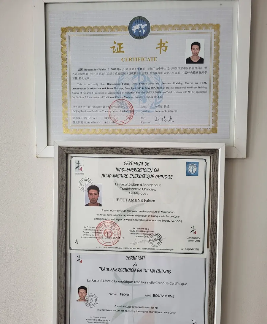 Les diplômes du praticien encadrés au mur du cabinet : certificat du centre de formation de la WFAS à Pékin et certificats de la Faculté libre d’énergétique traditionnelle chinoise